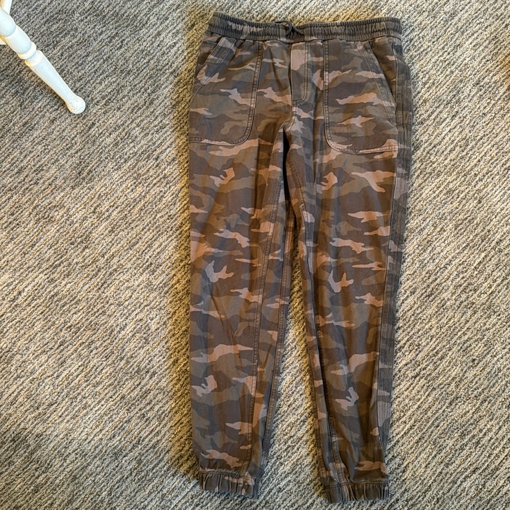 Athleta size 6 joggers. Camo